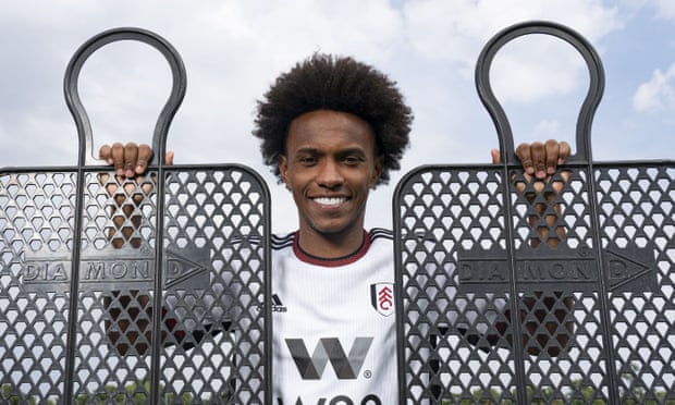 Transfer roundup: Everton secure Gueye return, Willian signs for Fulham | Transfer window 1 Willian at Fulham’s training ground after signing.
