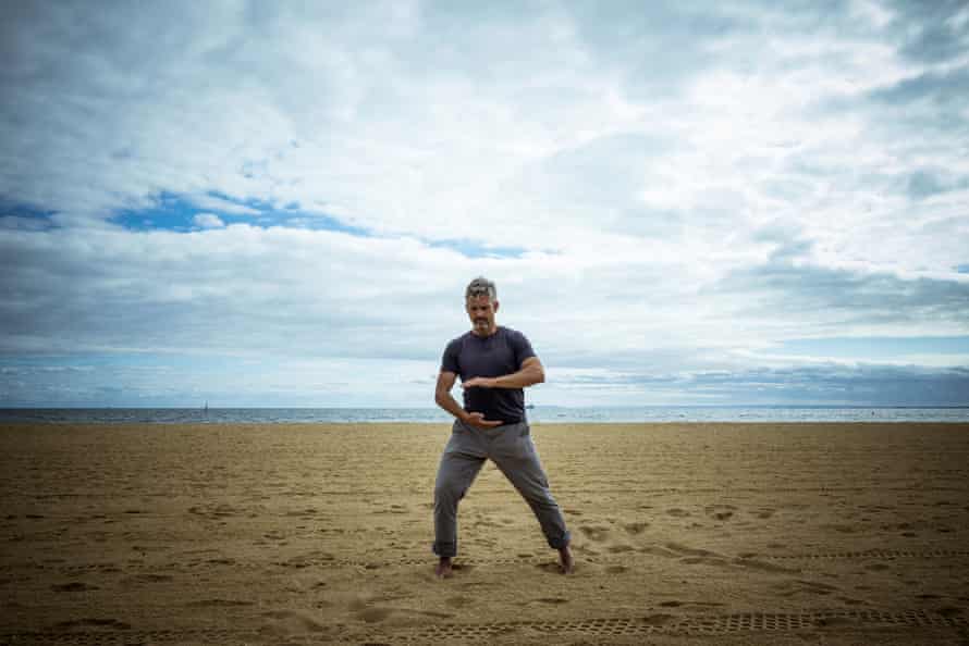 Adrianas Milleris naudoja Qigong, senovės kinų meditaciją, kad pagerintų savo emocinę gerovę ir psichinę sveikatą.  Tai yra neatsiejama jo atsigavimo nuo priklausomybės dalis.  Christopherio Hopkinso nuotrauka „The Guardian“.