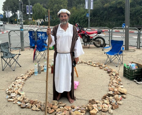 Protester Nir Honi dressed in biblical clothes staging his demonstration outside the president's house on 27/10/2026