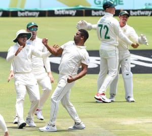 Sudáfrica celebra después del wicket de Root.