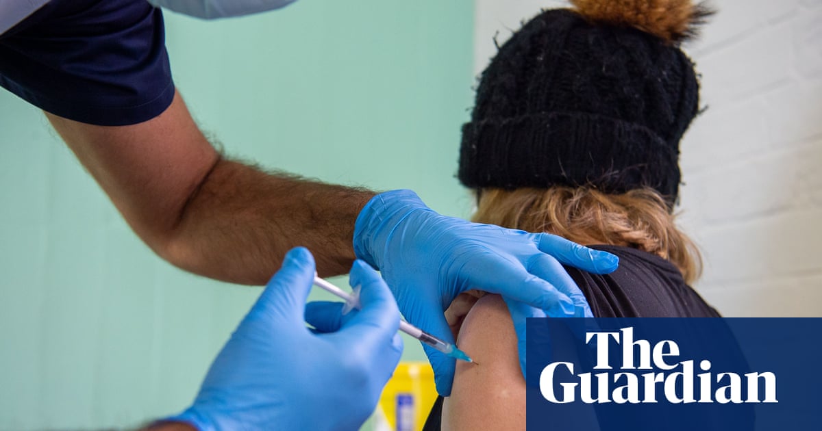 Covid: UK aims for 500,000 jabs a day in bid to outpace Omicron variant | Coronavirus | The Guardian