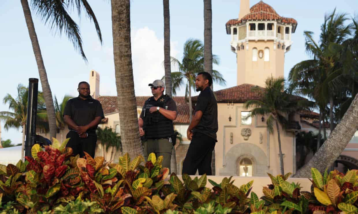 Trump huddles with advisers