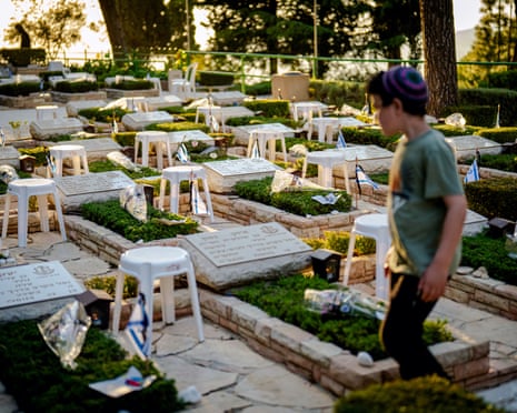 Israelis visit the graves of fallen soldiers at Mount Herzl in Jerusalem on national memorial day