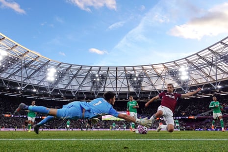 Tomas Soucek of West Ham United stretches to score.