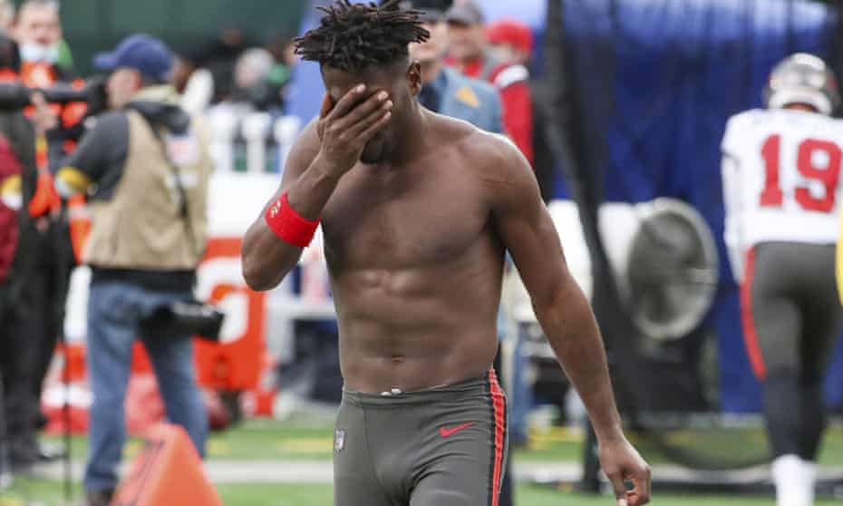 Antonio Brown wipes his face as he leaves the field during Tampa Bay’s game with the New York Jets on Sunday