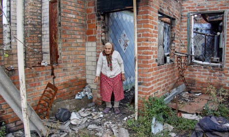 Une femme dans sa maison détruite après un bombardement russe dans le village de Korobochkyne dans la région ukrainienne de Kharkiv