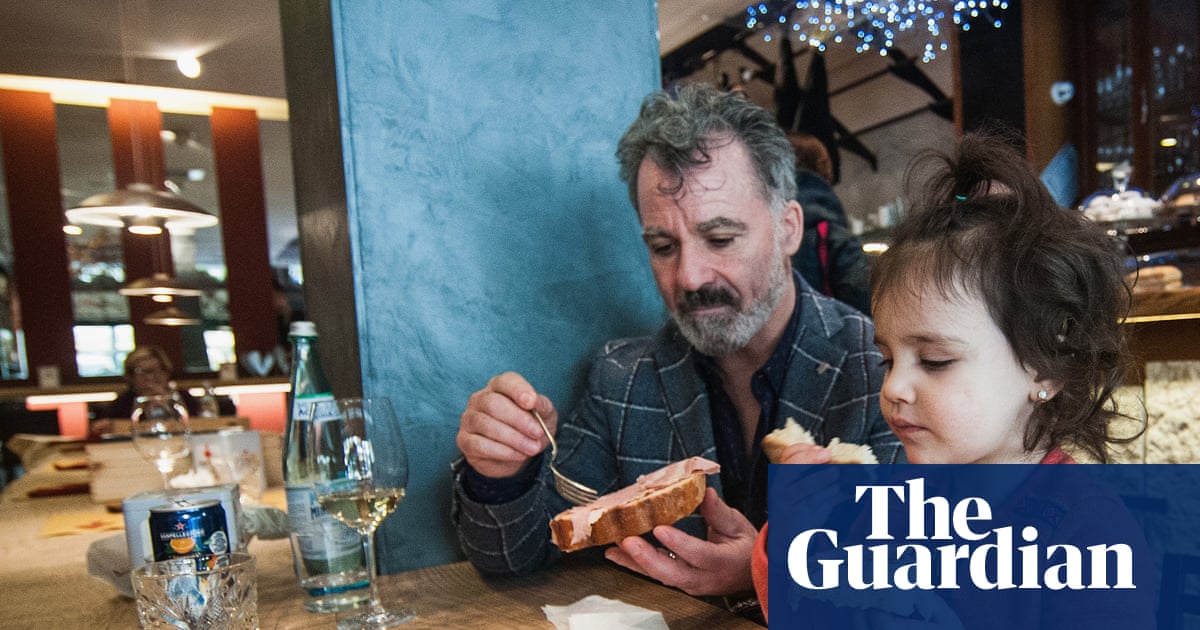 Sardinian restaurants ban families from using phones at the table