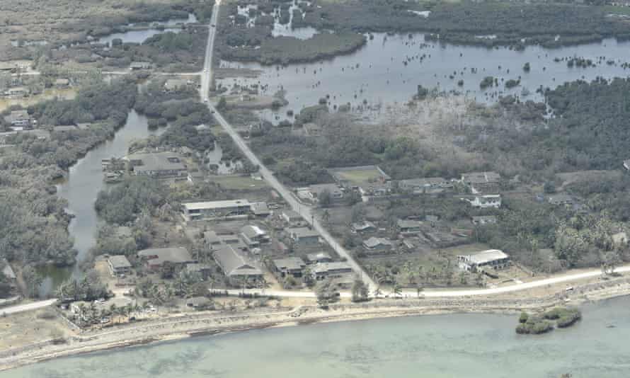 تظهر صورة التقطت في 18 يناير / كانون الثاني حجم الأضرار التي أحدثتها أمواج تسونامي في نوكوالوفا عاصمة تونجا.