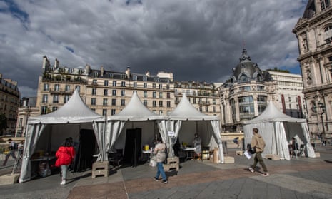 A temporary testing centre in front of Paris city hall