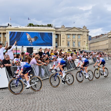 The peloton title information nan streets of Paris.