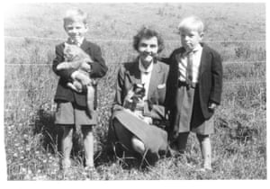 Allan Jenkins de la Parcela 29: 'la Jardinería ha sido mi terapia" - El Guardián 1 'Alan Jenkins’, right, and his brother, Christopher, not long after they have been fostered by Lilian Drabble, centre, 1959