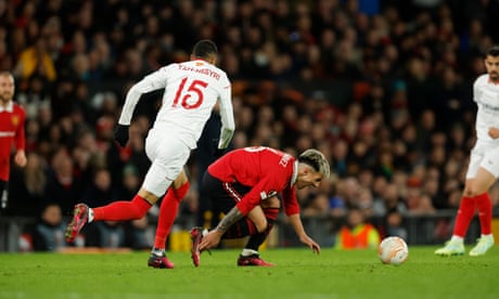 Lisandro Martínez goes down without being challenged.