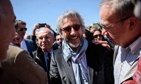 Can Dündar leaves court in Istanbul after a hearing on 22 April