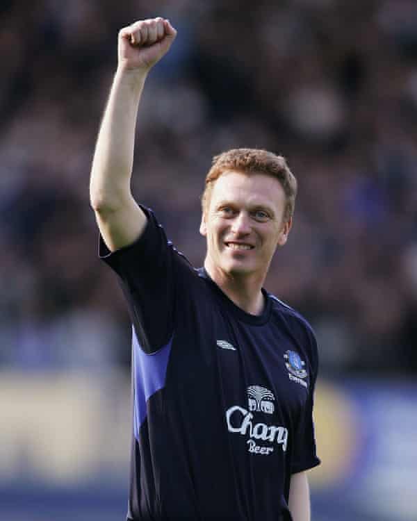 David Moyes salutes Everton fans in May 2005
