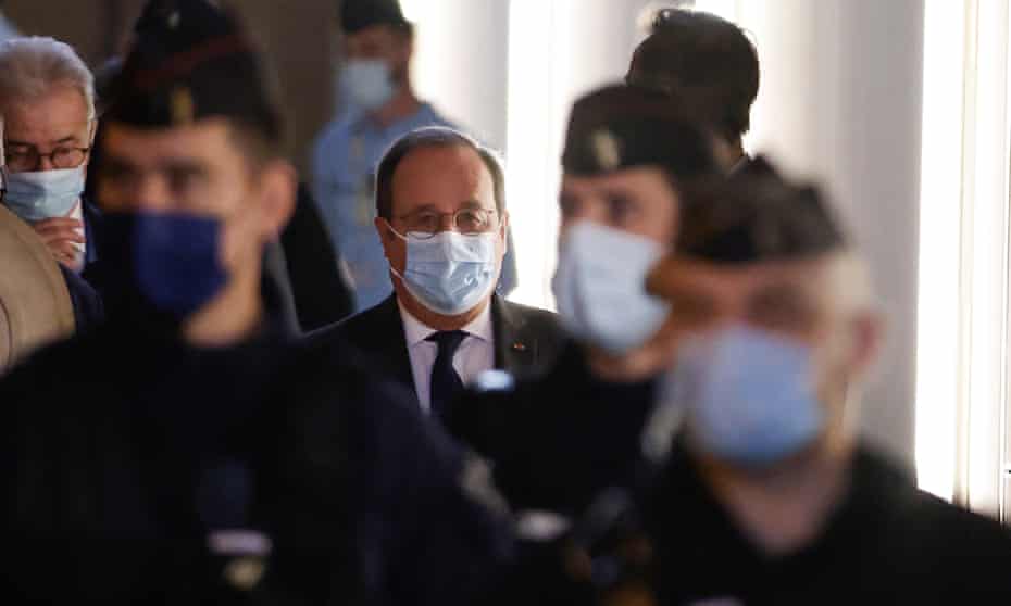 François Hollande with security staff