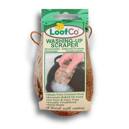Washing-up scraper in its packet