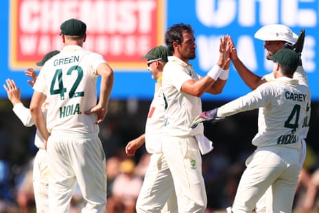 Ο Mitchell Starc πανηγυρίζει αφού πήρε το wicket του Litton Das στο Darwin