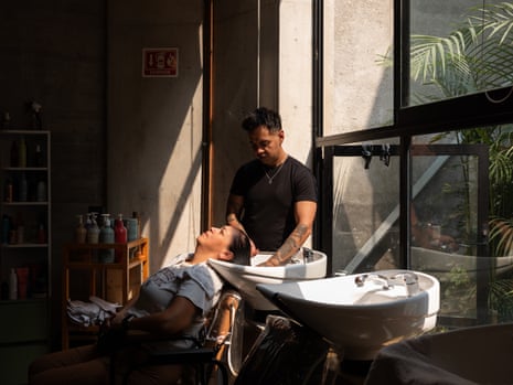Abel Ortiz working at a salon in Mexico City