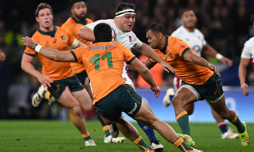 قام الأسترالي وينج توم رايت (رقم 11) بتدخل قوي على عاهرة إنجلترا جيمي جورج ، مما أدى إلى حصوله على بطاقة صفراء.