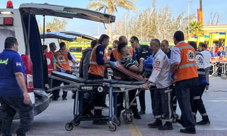 Египетские медики оказывают помощь раненому палестинцу на контрольно-пропускном пункте Рафах в понедельник.