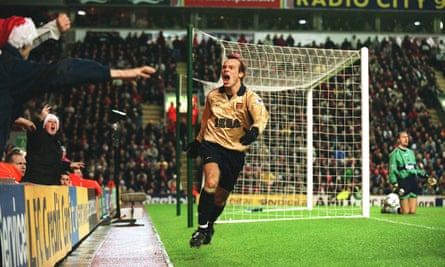 Freddie Ljungberg scores to make it 2-o to 10-man Arsenal.