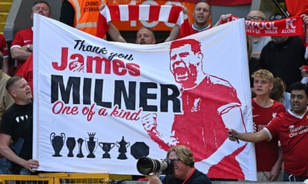 Fans Liverpool menampilkan spanduk untuk James Milner pada pertandingan Premier League melawan Aston Villa.