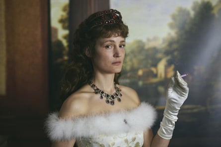 Vicky Krieps dans le rôle de l'impératrice Elisabeth dans Corsage.  PA
