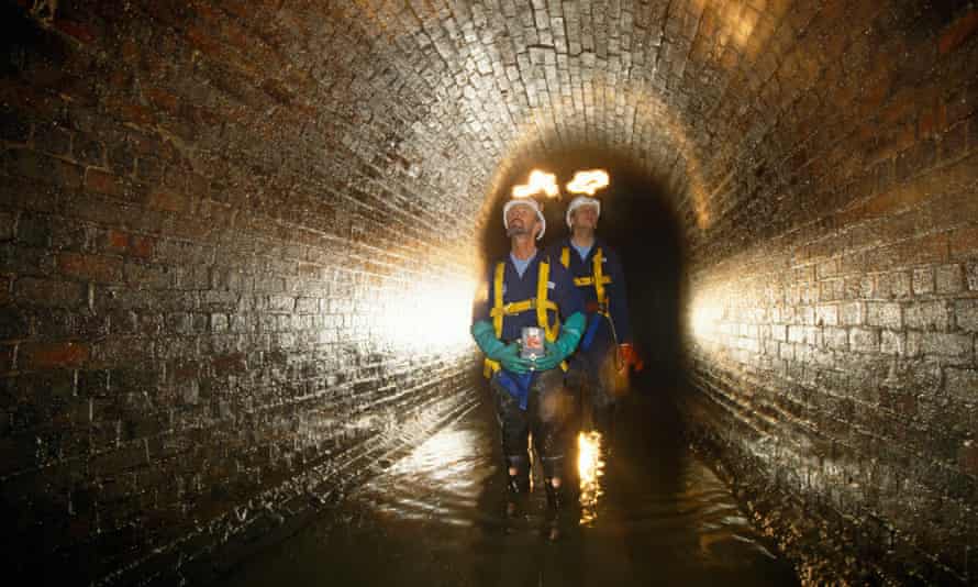 Thames Water Utilities kanalizasyon temizleme ekibi, Blackfriars'ta Fleet River'ın Viktorya dönemi yapımı fırtına kanalizasyonunu inceliyor.