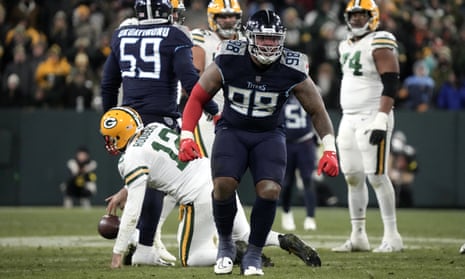 Titans' Derrick Henry runs over Bengals defense, throws TD pass in