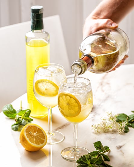 Limoncello spritz kokteyli