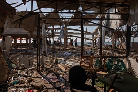 Palestinians inspect the site of the al-Baqa cafe