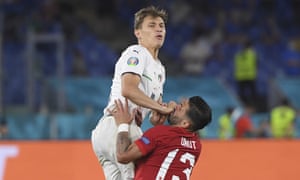 Italy’s Nicolo Barella, left, fights for the ball with Turkey’s Umut Meras.