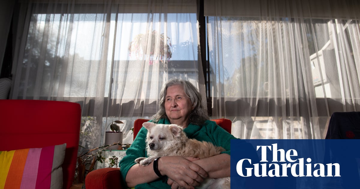 Last resident of Port Melbourne housing estate vows to fight for her home after eviction notice