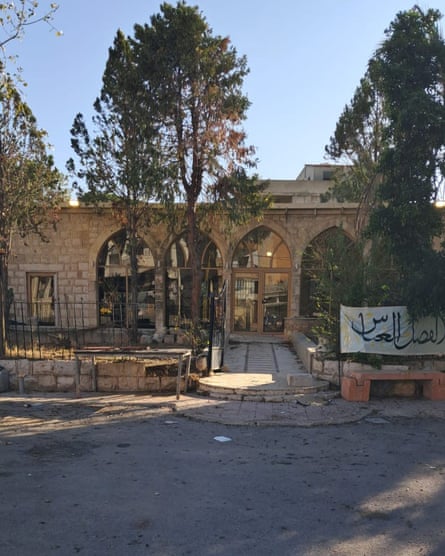 A building and trees in a garden