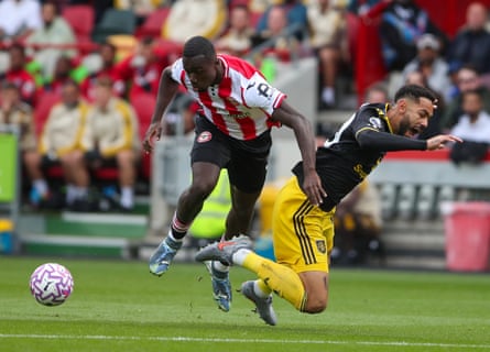Michael Kayode tangles with Matheus Cunha