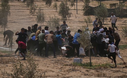 Palestinians rush to collect humanitarian aid airdropped by parachutes