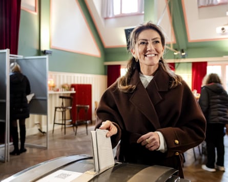 VVD party leader Dilan Yeşilgöz casts her vote.
