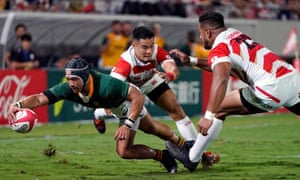 Cheslin Kolbe anota un intento para Sudáfrica contra Japón.