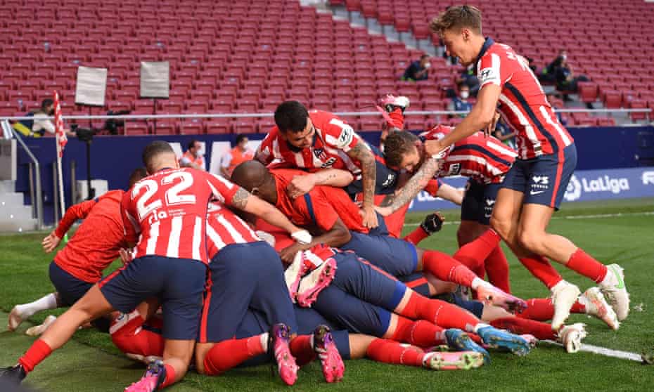Luis Suárez is mobbed by his teammates after scoring Atlético’s 88th-minute winner against Osasuna last Sunday.