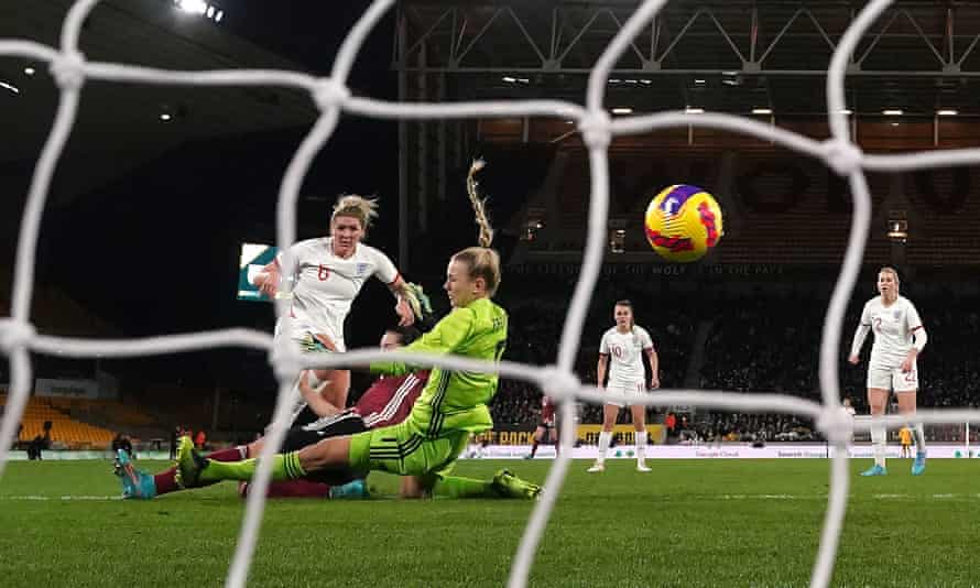 Millie Bright marque le deuxième but décisif de l'Angleterre.