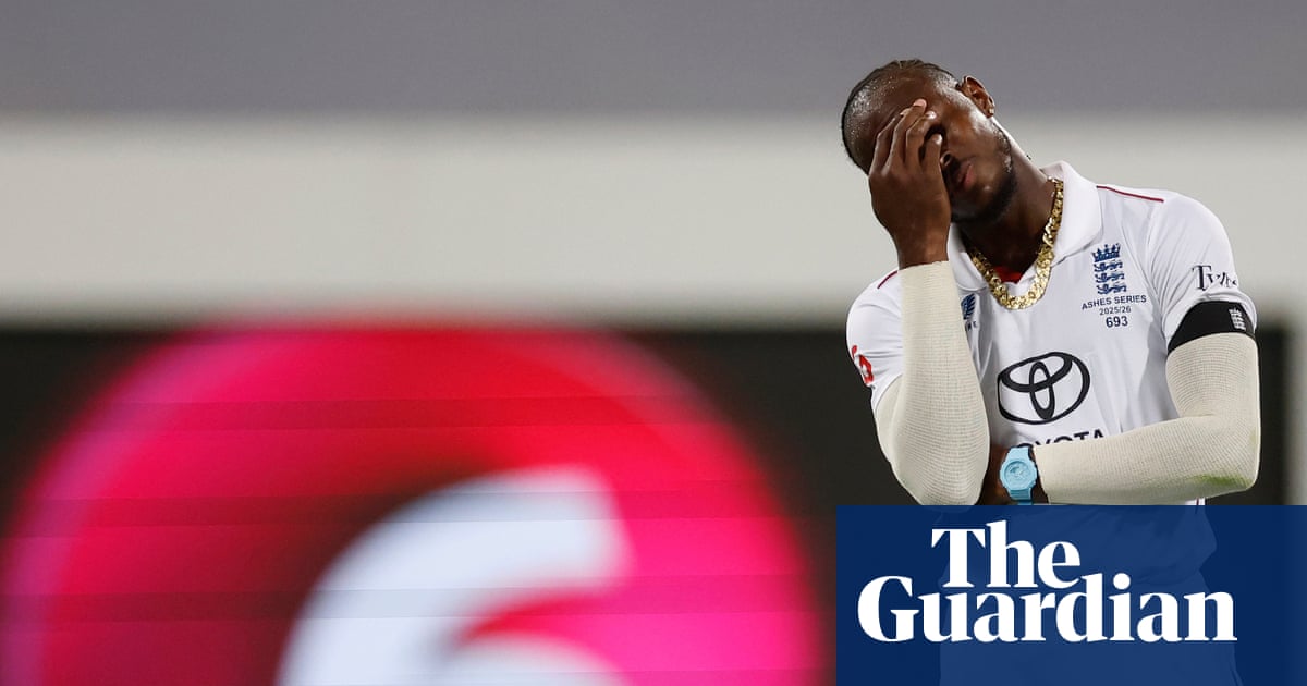 Wayward England pace attack fumble their golden chance to strike with new ball | Simon Burnton