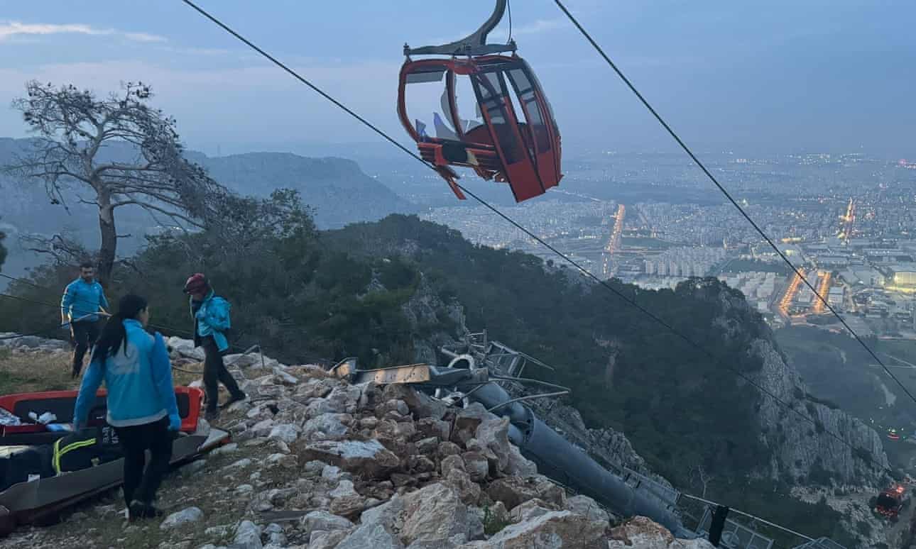 Uno muerto y 184 varados en el aire después de que el teleférico se derrumba en Turquía.