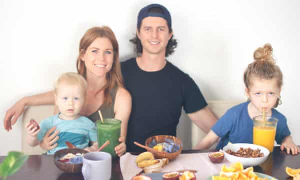 Erin Marrs e seu marido Paul com Charles, 18 meses, e Oliver, cinco. Todos os quatro são vegan.