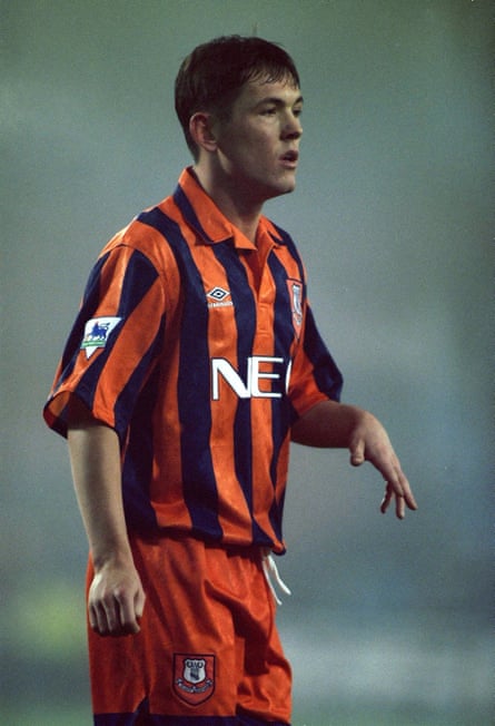 Billy Kenny playing for Everton during the 1992-93 season