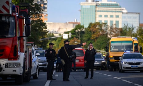 La policía asegura un área fuera de un edificio no residencial dañado en Komsomolsky Prospekt, Moscú