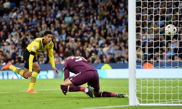 Jude Bellingham toma la delantera contra Ederson para darle la ventaja al Borussia Dortmund.