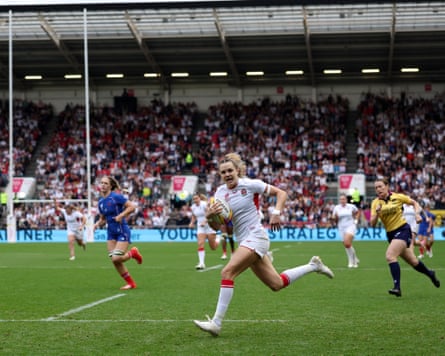 England star Ellie Kildunne races clear on the way to her first try against France in the semi-final