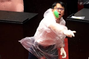 Un législateur lance un ballon d'eau