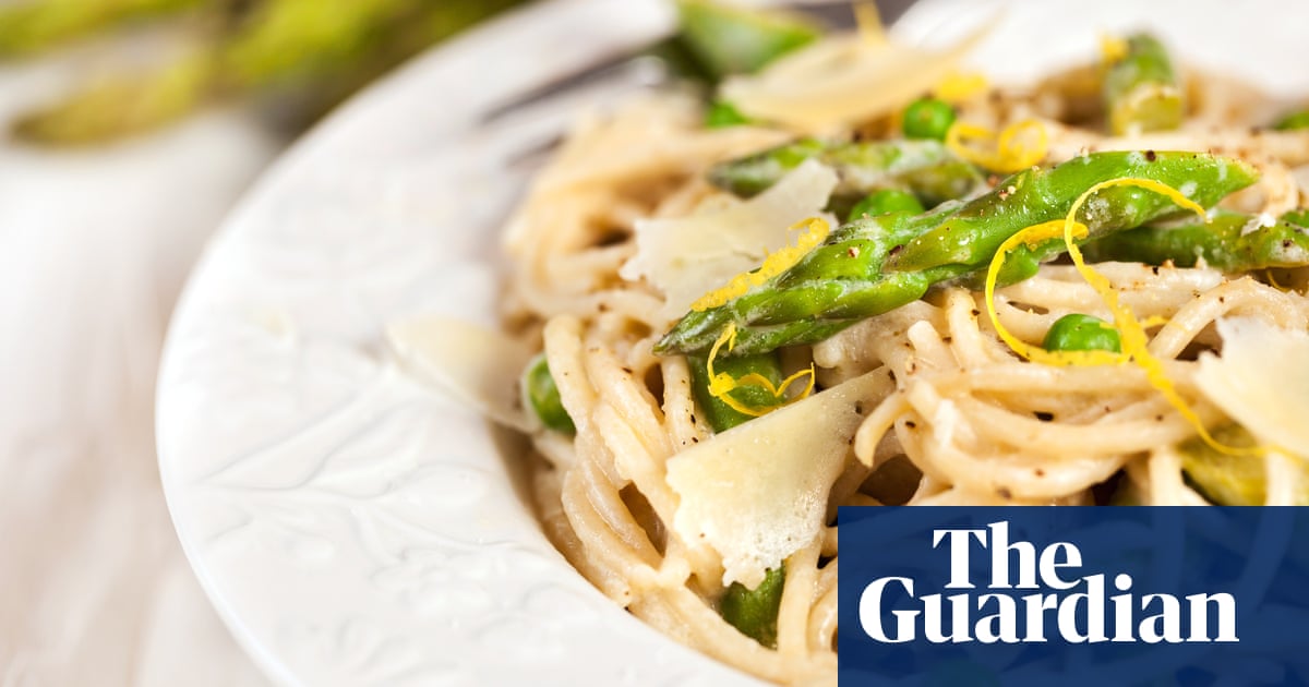 Plant-heavy ‘flexitarian’ diets could help limit global heating, study finds | Environment