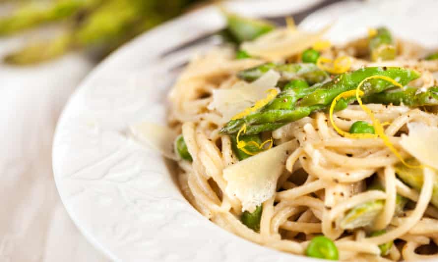 Pasta with asparagus, lemon and green peas